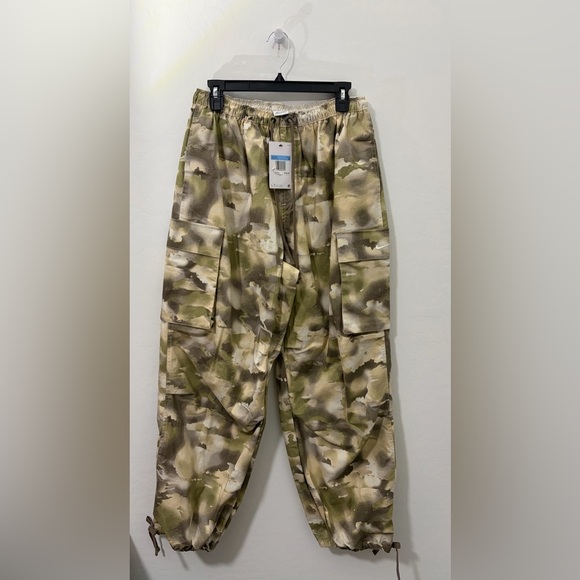 Nike Pants - New $105 Nike Sportswear Mid-Rise Camo Cargo Pants - Womens Medium HM9015-104